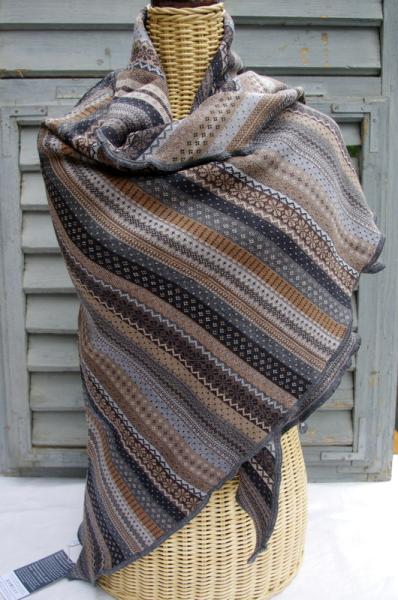 Invero Dreiecktuch Tiziana beige gewickelt, einhüllend auf Kleiderpuppe